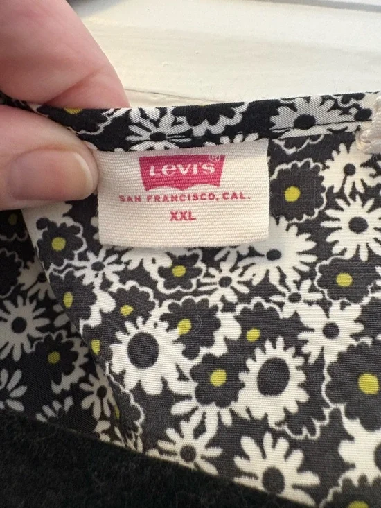 Levi's Black and White Floral Puff Sleeve Top - Picture 3 of 3